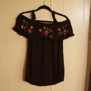 3 for $15! 🌻 Cold Shoulder Top